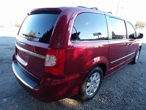Used 2014 Chrysler Town & Country Touring image 4