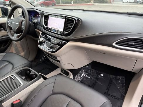 Used 2024 Chrysler Pacifica Select image 42