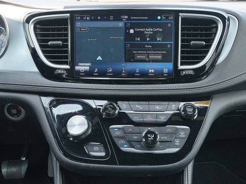 Used 2025 Chrysler Pacifica Limited FWD image 29