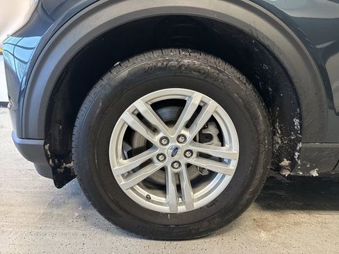 Used 2023 Ford Explorer XLT w/ Equipment Group 202A image 3