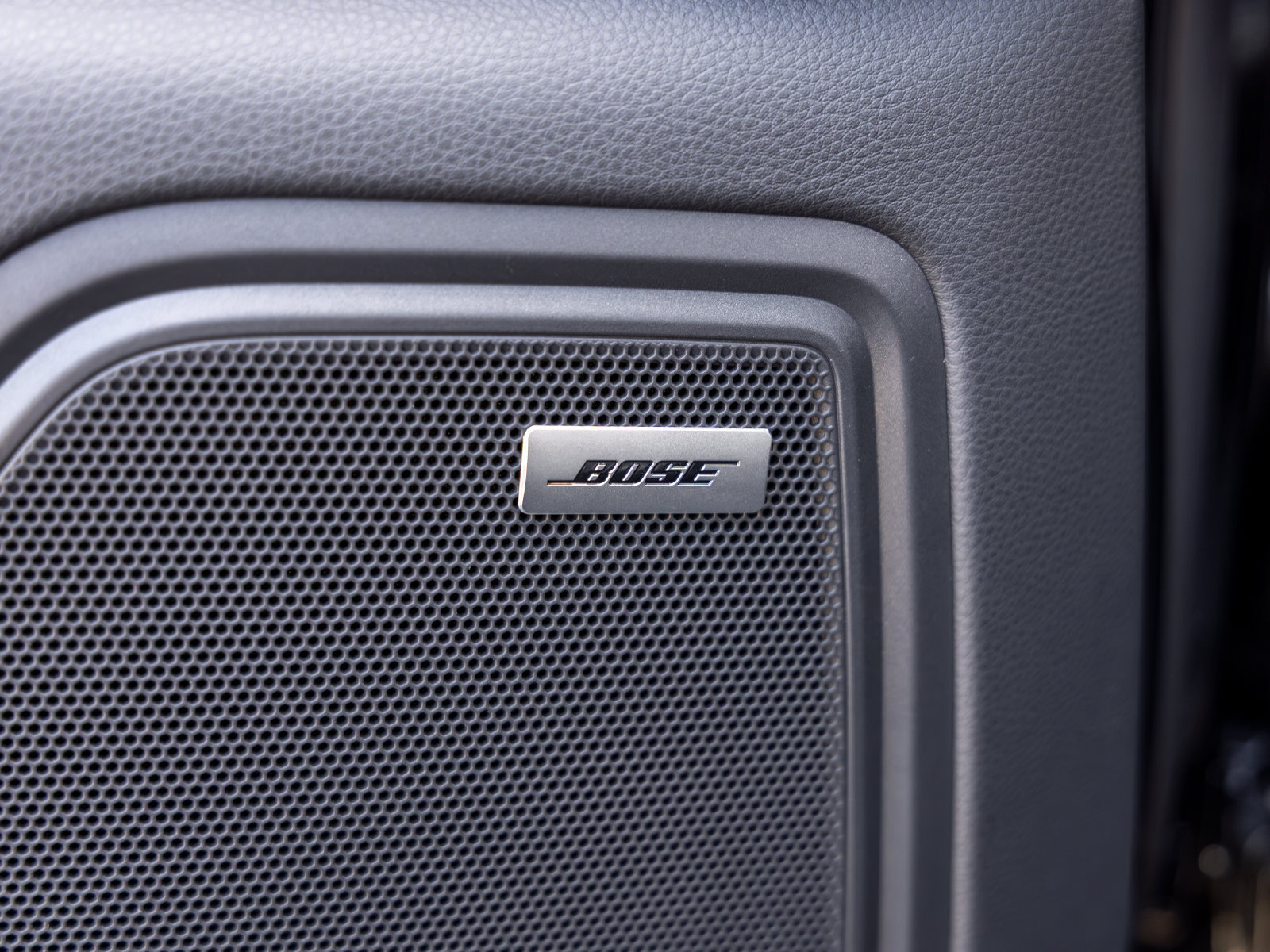 Certified 2025 Porsche Macan Turbo AWD/4WD image 27