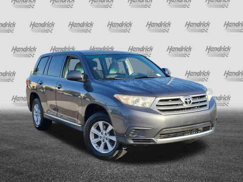 Used 2013 Toyota Highlander 4WD w/ Cold Weather Pkg image 2