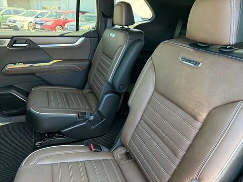 New 2027 GMC Acadia Denali Ultimate w/ LPO, Black Badging Package AWD/4WD image 19