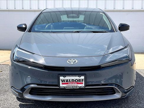 Used 2025 Toyota Prius XLE FWD image 3