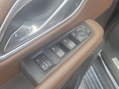 Used 2021 Chevrolet Suburban High Country RWD image 24