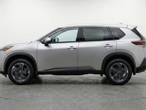 Used 2025 Nissan Rogue SV image 5