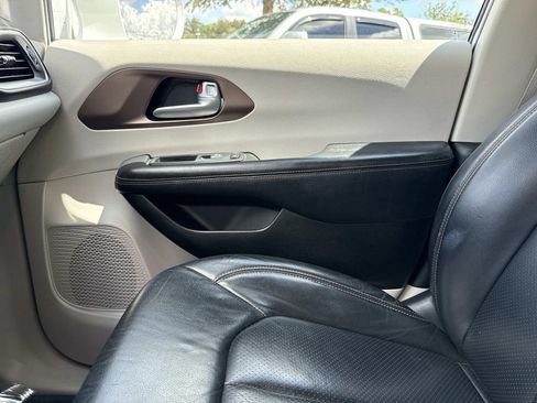 Used 2018 Chrysler Pacifica Touring-L w/ Tire & Wheel Group FWD image 27