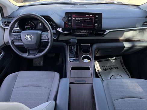 Used 2022 Toyota Sienna LE image 9