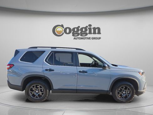 Used 2025 Honda Pilot TrailSport image 6