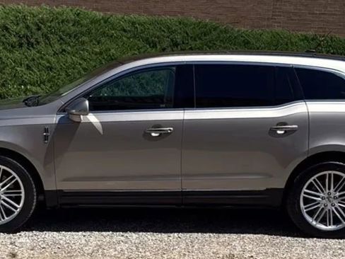 Used 2018 Lincoln MKT AWD w/ Technology Package image 2
