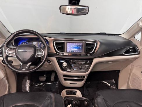 Used 2018 Chrysler Pacifica Touring-L FWD image 12