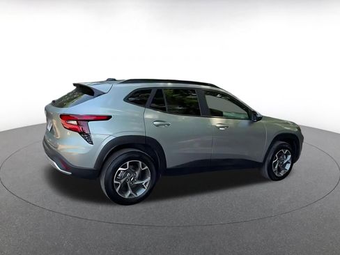 Used 2025 Chevrolet Trax LT FWD image 14