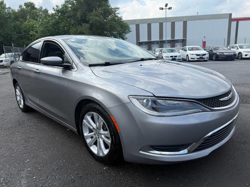 Used 2015 Chrysler 200 Limited w/ Convenience Group image 3