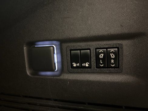 Used 2021 Chevrolet Suburban High Country image 35