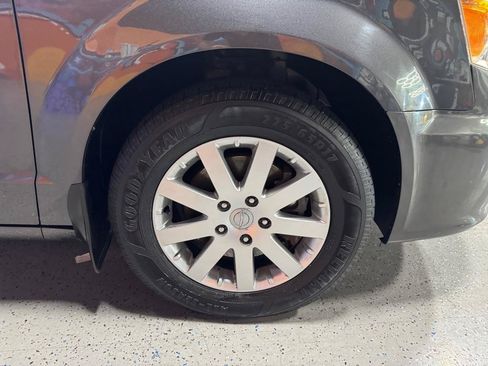 Used 2015 Chrysler Town & Country Touring w/ Driver Convenience Group FWD image 25