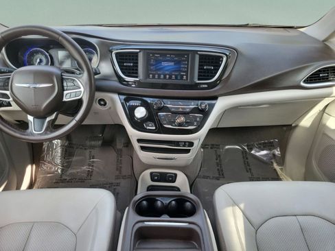 Used 2019 Chrysler Pacifica Touring-L image 8
