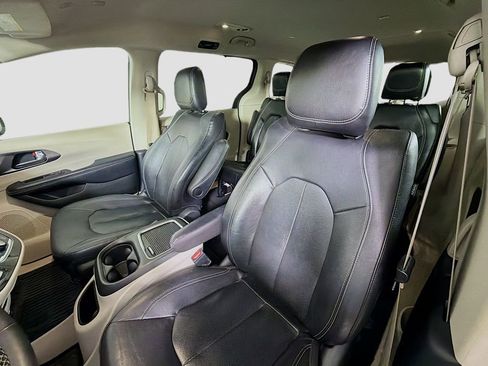 Used 2022 Chrysler Pacifica Touring-L image 12