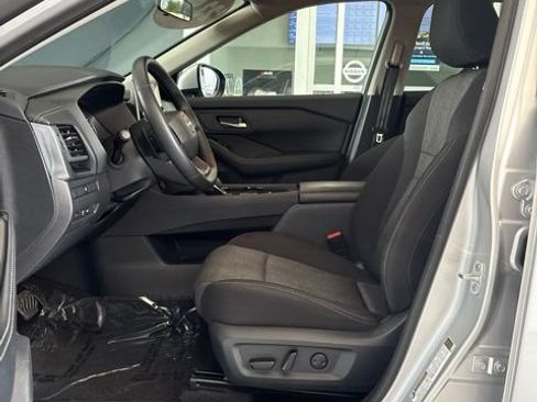 Used 2025 Nissan Rogue SV FWD image 5
