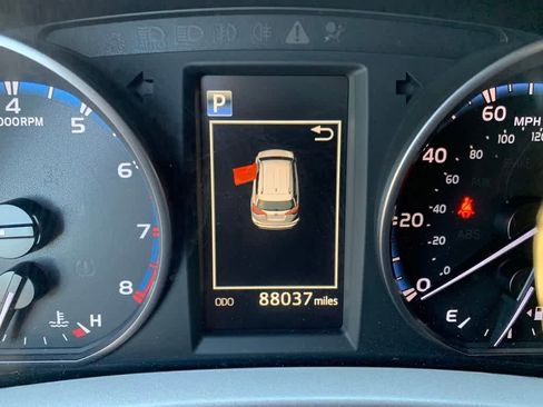 Used 2018 Toyota RAV4 LE AWD/4WD image 29
