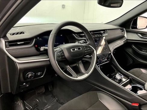Used 2024 Jeep Grand Cherokee Altitude AWD/4WD image 16