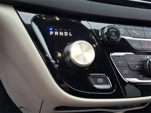 Used 2024 Chrysler Pacifica Touring-L image 16