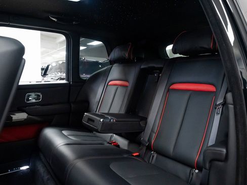 Used 2020 Rolls-Royce Cullinan Black Badge image 23