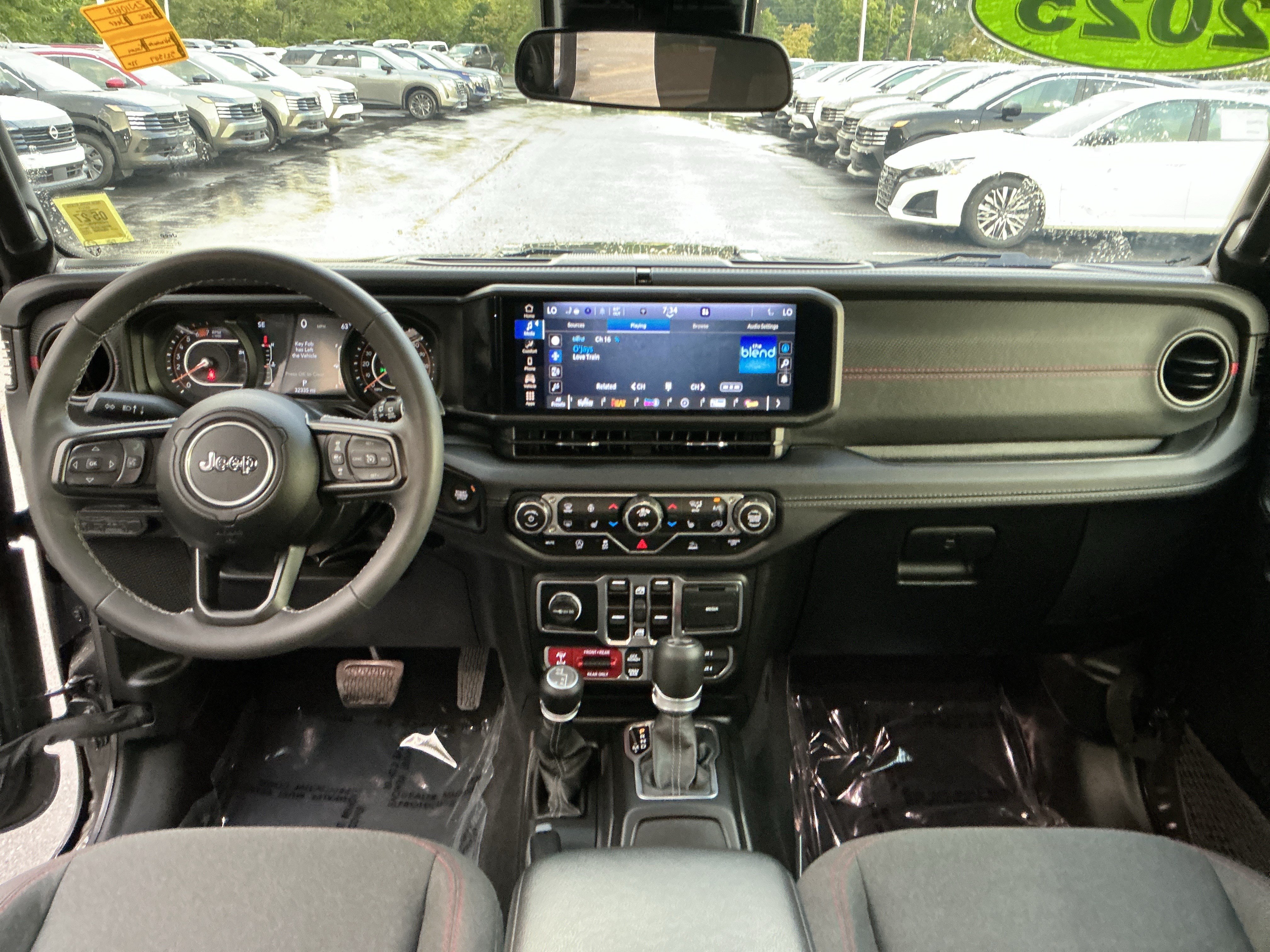 Used 2025 Jeep Wrangler Unlimited Rubicon w/ Convenience Group AWD/4WD image 11