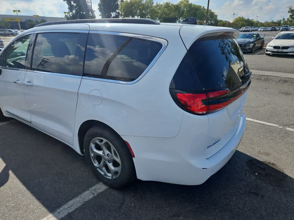 Used 2023 Chrysler Pacifica Limited FWD image 5