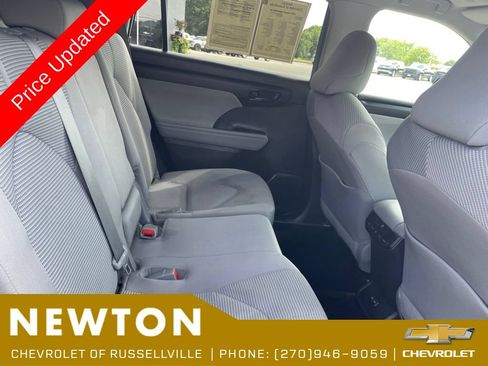 Used 2022 Toyota Highlander LE AWD/4WD image 24