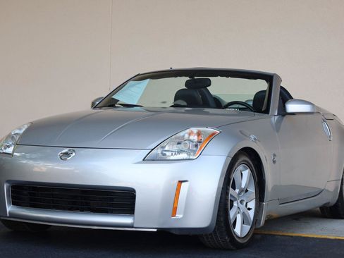 Used 2004 Nissan 350Z Touring RWD image 9