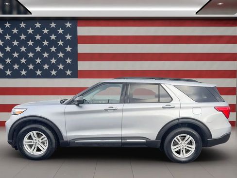Used 2023 Ford Explorer XLT w/ Equipment Group 202A image 6