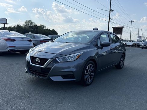 Used 2021 Nissan Versa SV FWD image 3