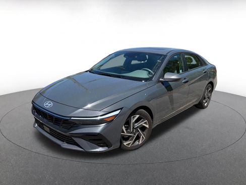 Used 2025 Hyundai Elantra SEL FWD image 3