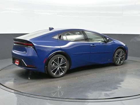 Used 2024 Toyota Prius XLE image 6