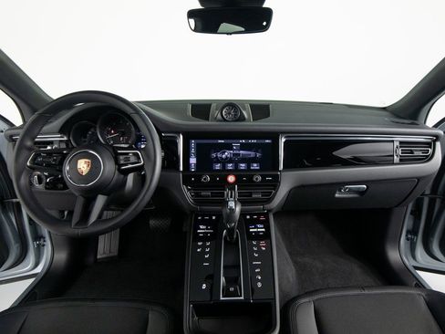 Certified 2025 Porsche Macan AWD/4WD image 32