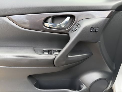 Used 2019 Nissan Rogue SV w/ Premium Package image 17