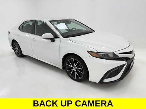 Used 2022 Toyota Camry SE FWD image 1