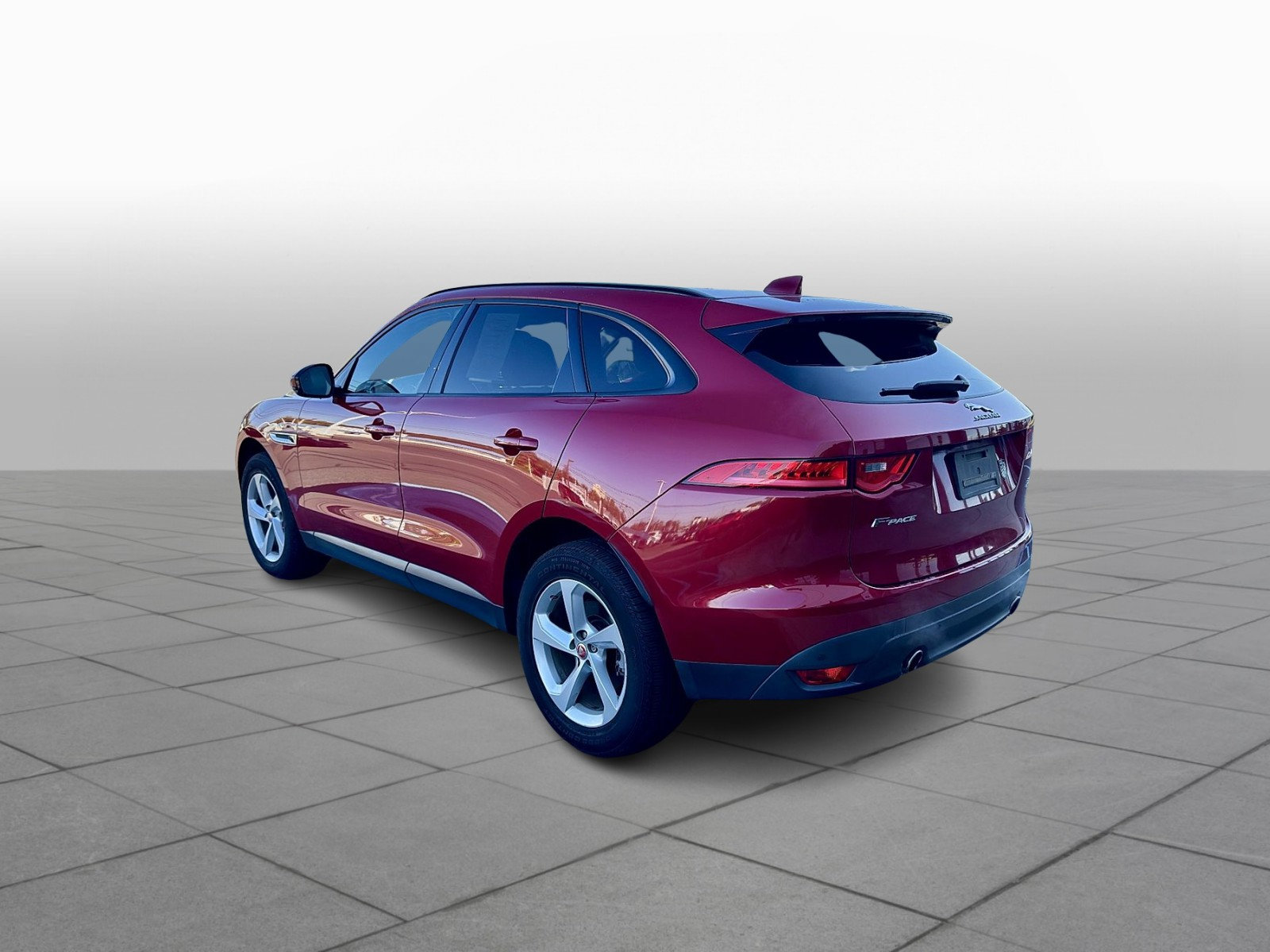 Used 2018 Jaguar F-PACE Premium AWD/4WD image 2