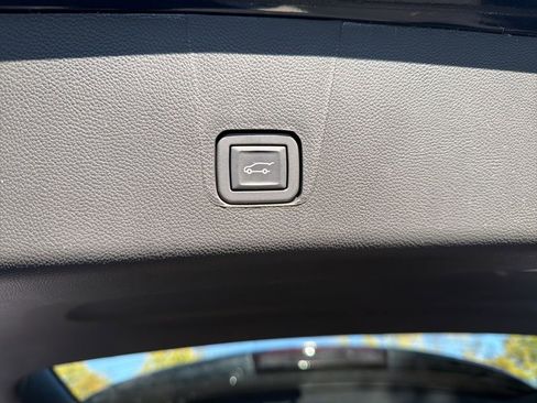 Used 2023 Chevrolet Traverse LT image 23