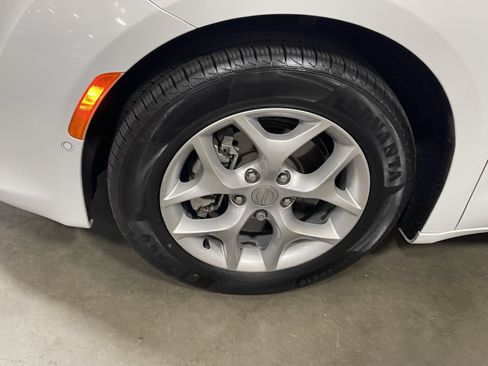 Used 2018 Chrysler Pacifica Touring-L Plus w/ Advanced Safetytec Group FWD image 9