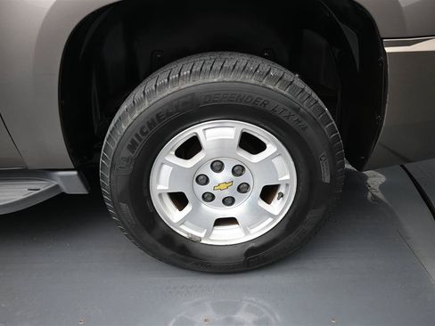 Used 2013 Chevrolet Suburban LT RWD image 18