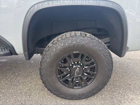 Used 2025 Chevrolet Silverado 2500 ZR2 image 14