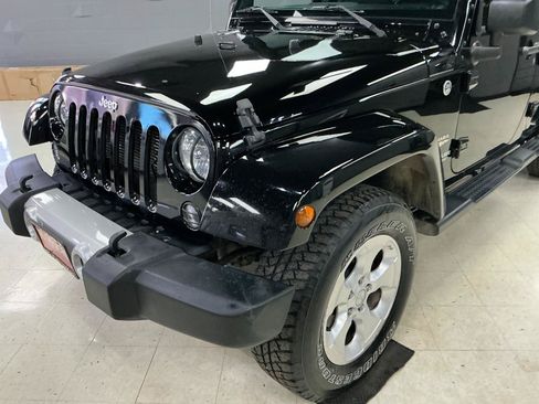Used 2015 Jeep Wrangler Unlimited Sahara w/ Connectivity Group AWD/4WD image 31