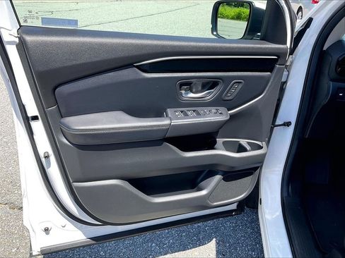 Certified 2025 Honda Pilot EX-L image 9