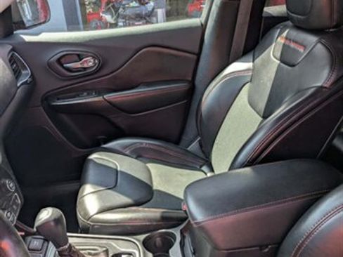 Used 2019 Jeep Cherokee Trailhawk w/ Cold Weather Group AWD/4WD image 16
