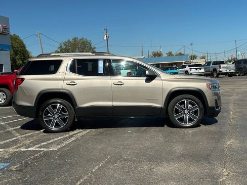 Certified 2023 GMC Acadia SLT w/ Preferred Package image 4