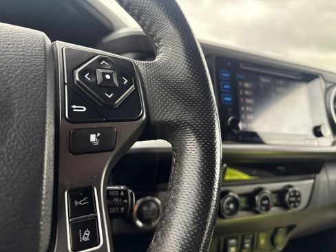 Used 2018 Toyota Tacoma TRD Sport AWD/4WD image 15