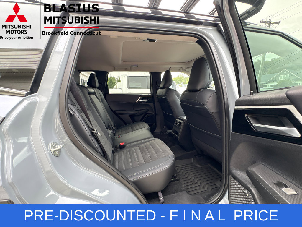 Used 2025 Mitsubishi Outlander AWD image 38