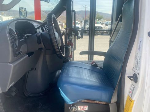 Used 2006 Ford E-450 and Econoline 450 image 9