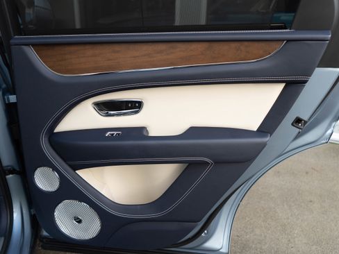 Used 2023 Bentley Bentayga image 37